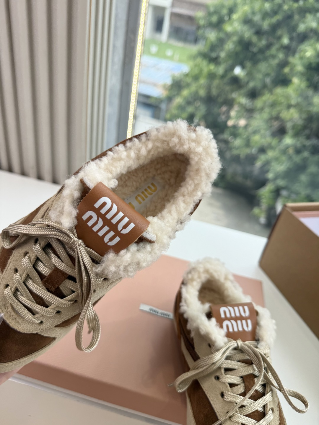 G027代购级别独家首发miumiu缪缪新款棉鞋毛毛靴来自Miu Miu系列的细节特写 新季的潮流要素 与此刻挚爱的概念