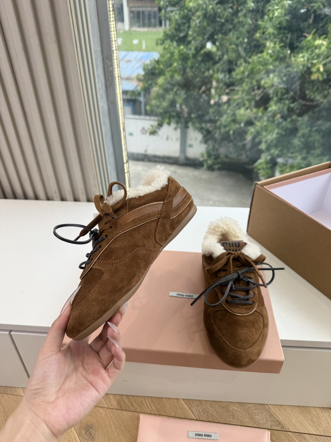 G027代购级别独家首发miumiu缪缪新款棉鞋毛毛靴来自Miu Miu系列的细节特写 新季的潮流要素 与此刻挚爱的概念