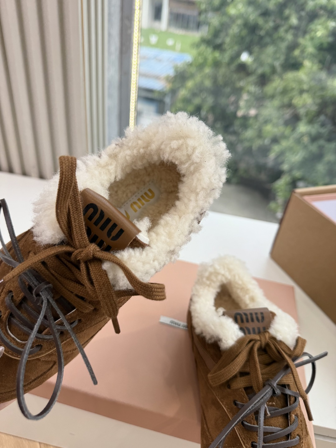 G027代购级别独家首发miumiu缪缪新款棉鞋毛毛靴来自Miu Miu系列的细节特写 新季的潮流要素 与此刻挚爱的概念