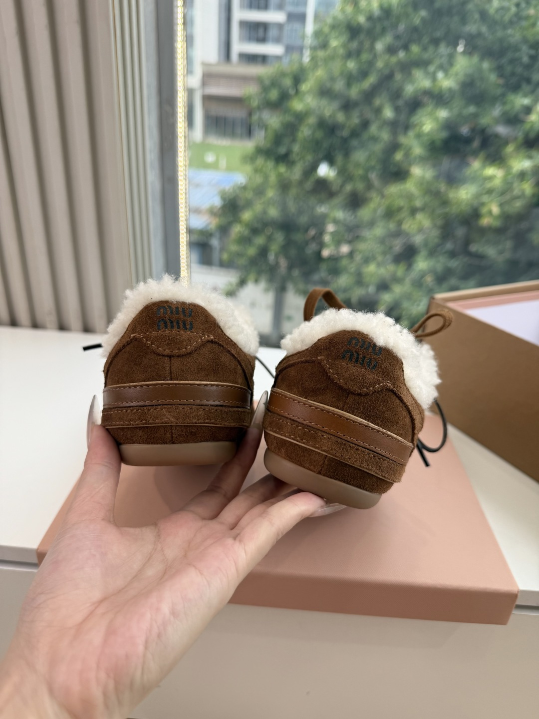 G027代购级别独家首发miumiu缪缪新款棉鞋毛毛靴来自Miu Miu系列的细节特写 新季的潮流要素 与此刻挚爱的概念