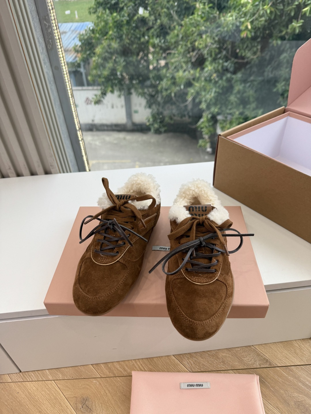 G027代购级别独家首发miumiu缪缪新款棉鞋毛毛靴来自Miu Miu系列的细节特写 新季的潮流要素 与此刻挚爱的概念