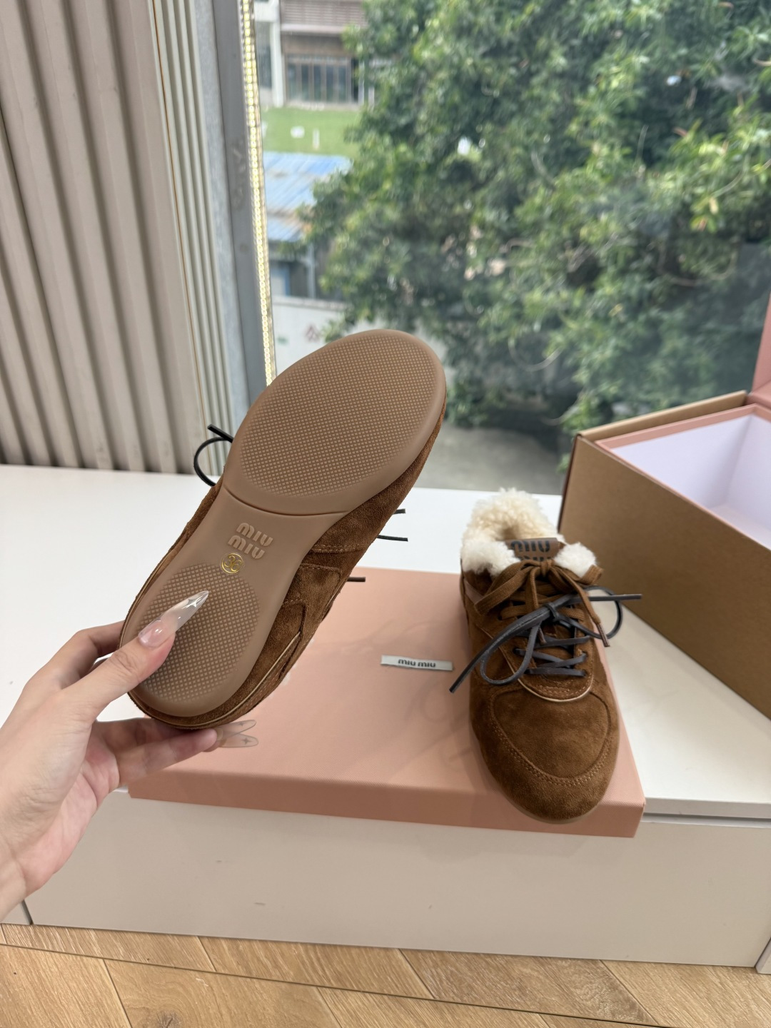 G027代购级别独家首发miumiu缪缪新款棉鞋毛毛靴来自Miu Miu系列的细节特写 新季的潮流要素 与此刻挚爱的概念