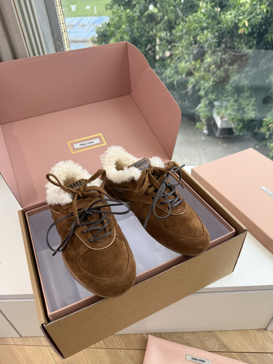 G027代购级别独家首发miumiu缪缪新款棉鞋毛毛靴来自Miu Miu系列的细节特写 新季的潮流要素 与此刻挚爱的概念