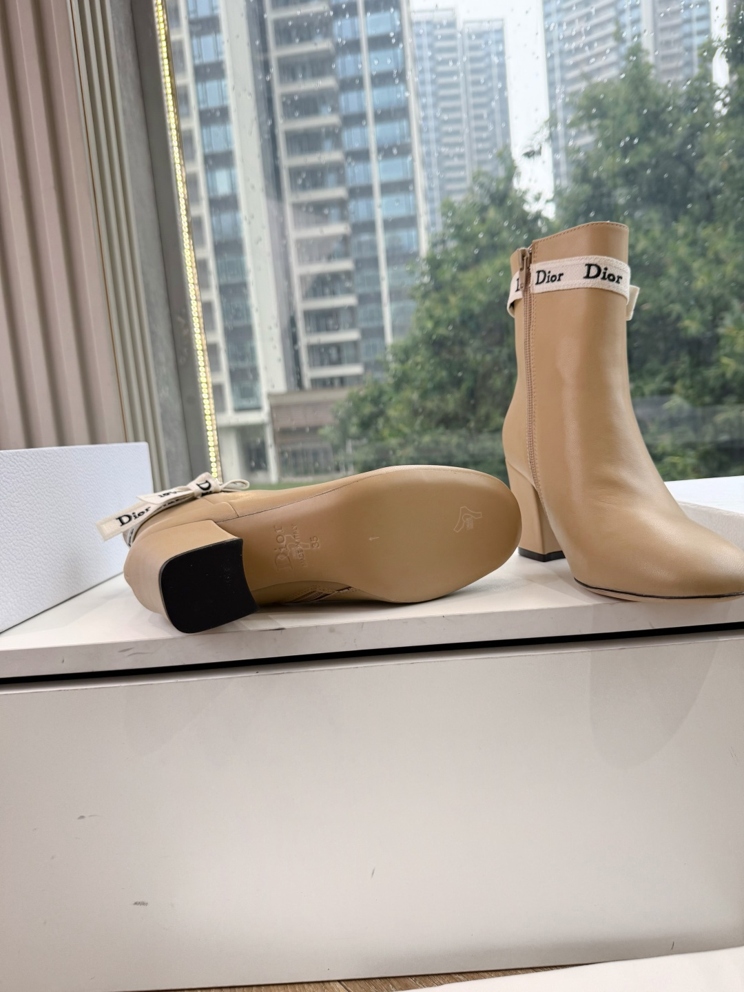 G030miss Dior 迪奥 Miss Dior 迪奥 CD秋冬最新高定海报款D-Major字母logo 圆头骑士靴