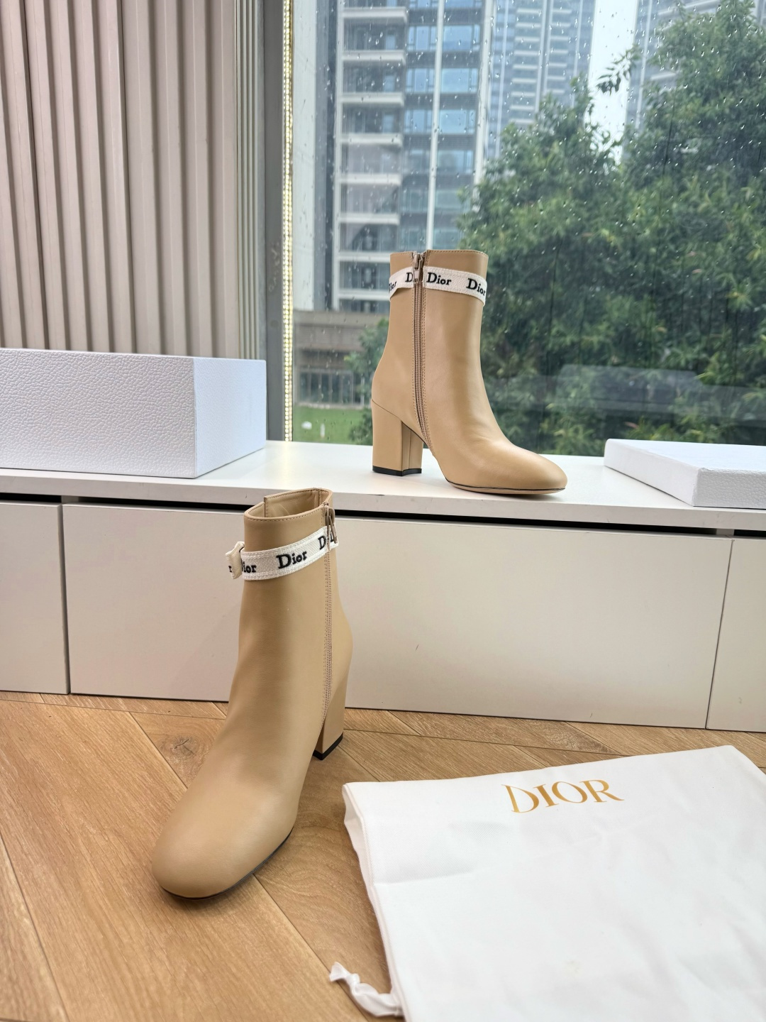 G030miss Dior 迪奥 Miss Dior 迪奥 CD秋冬最新高定海报款D-Major字母logo 圆头骑士靴
