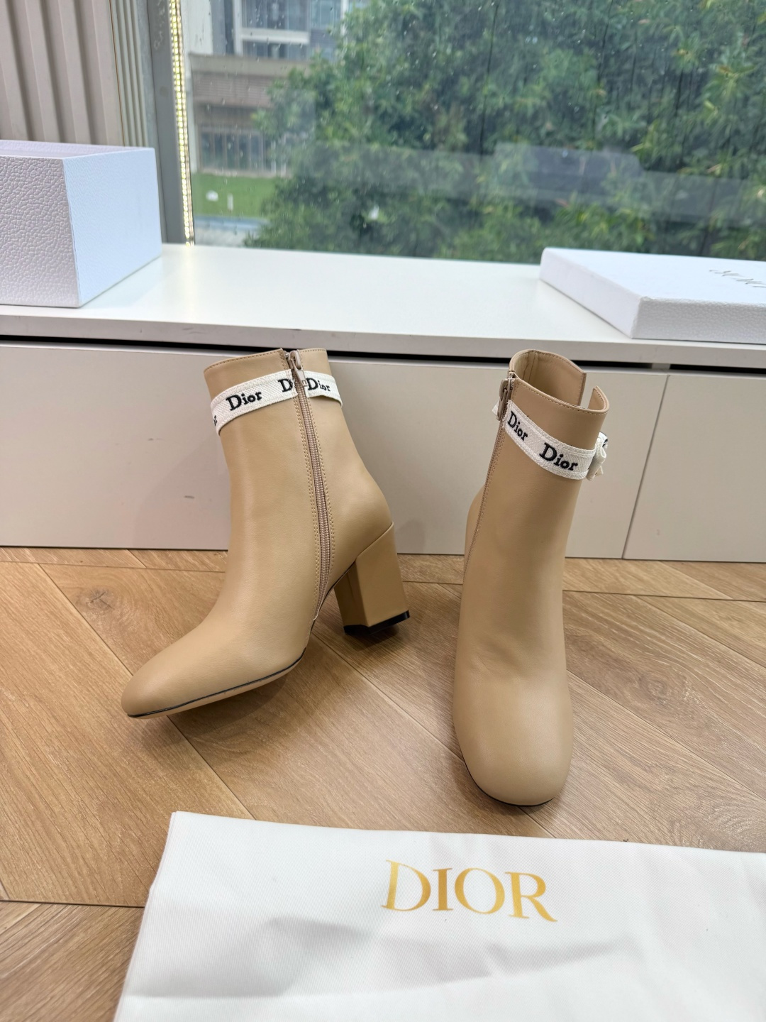 G030miss Dior 迪奥 Miss Dior 迪奥 CD秋冬最新高定海报款D-Major字母logo 圆头骑士靴
