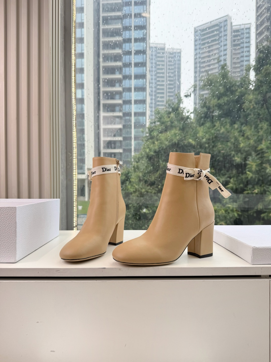 G030miss Dior 迪奥 Miss Dior 迪奥 CD秋冬最新高定海报款D-Major字母logo 圆头骑士靴