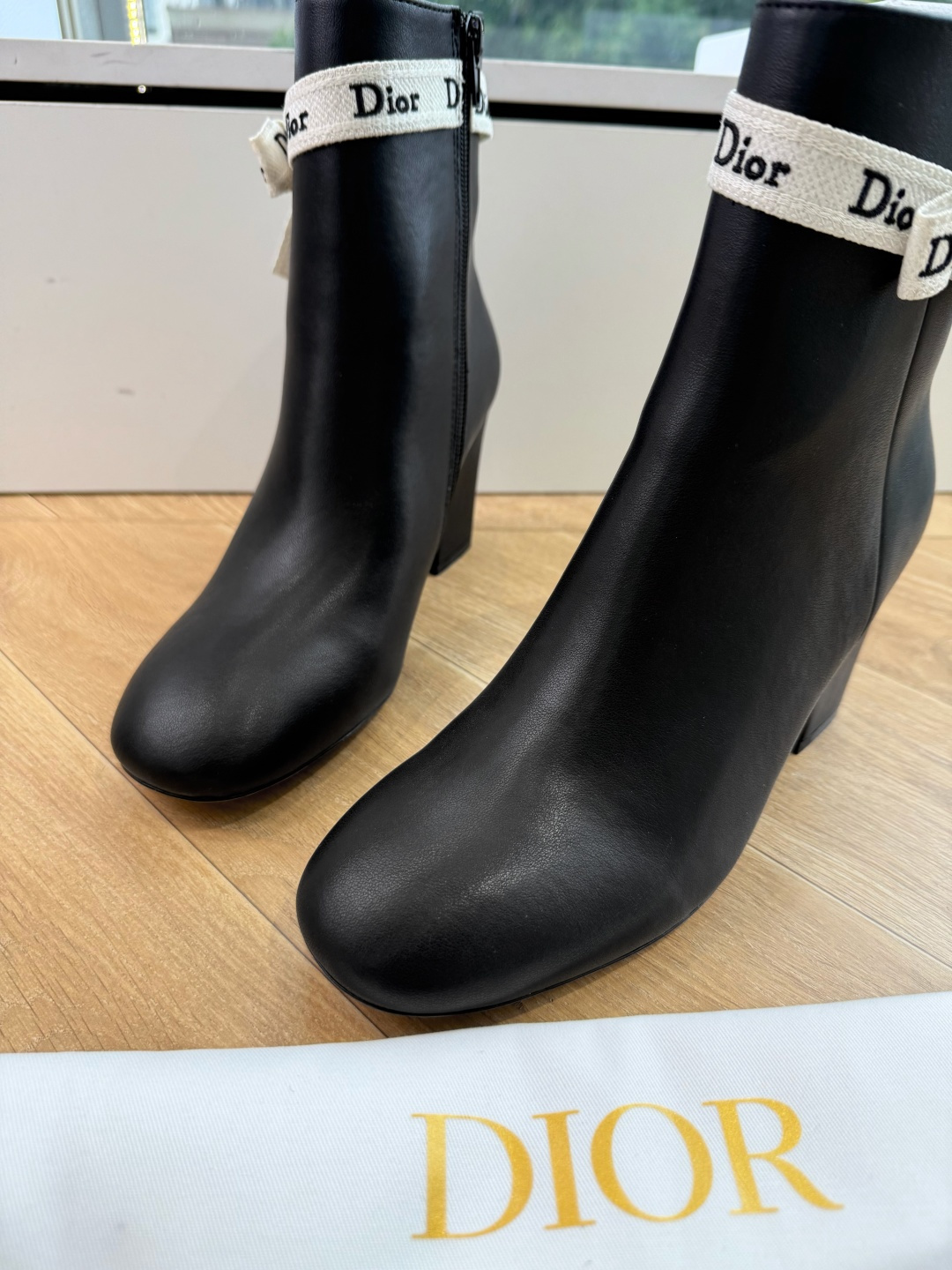 G030miss Dior 迪奥 Miss Dior 迪奥 CD秋冬最新高定海报款D-Major字母logo 圆头骑士靴