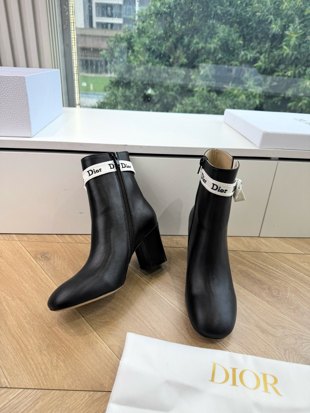 G030miss Dior 迪奥 Miss Dior 迪奥 CD秋冬最新高定海报款D-Major字母logo 圆头骑士靴
