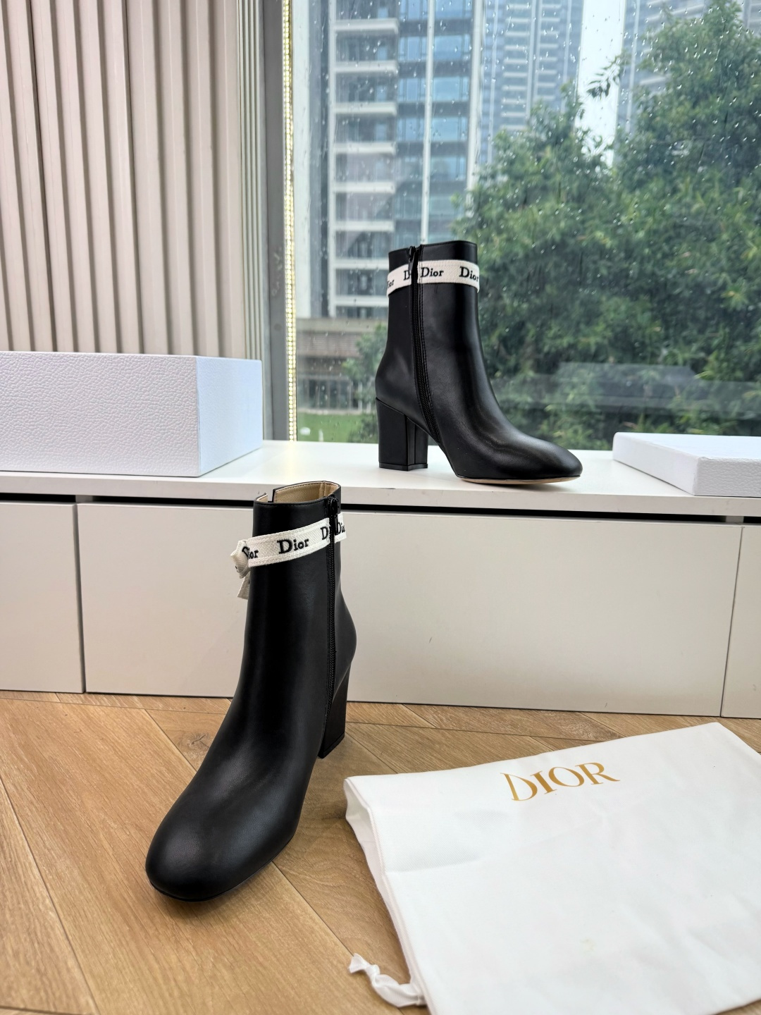 G030miss Dior 迪奥 Miss Dior 迪奥 CD秋冬最新高定海报款D-Major字母logo 圆头骑士靴