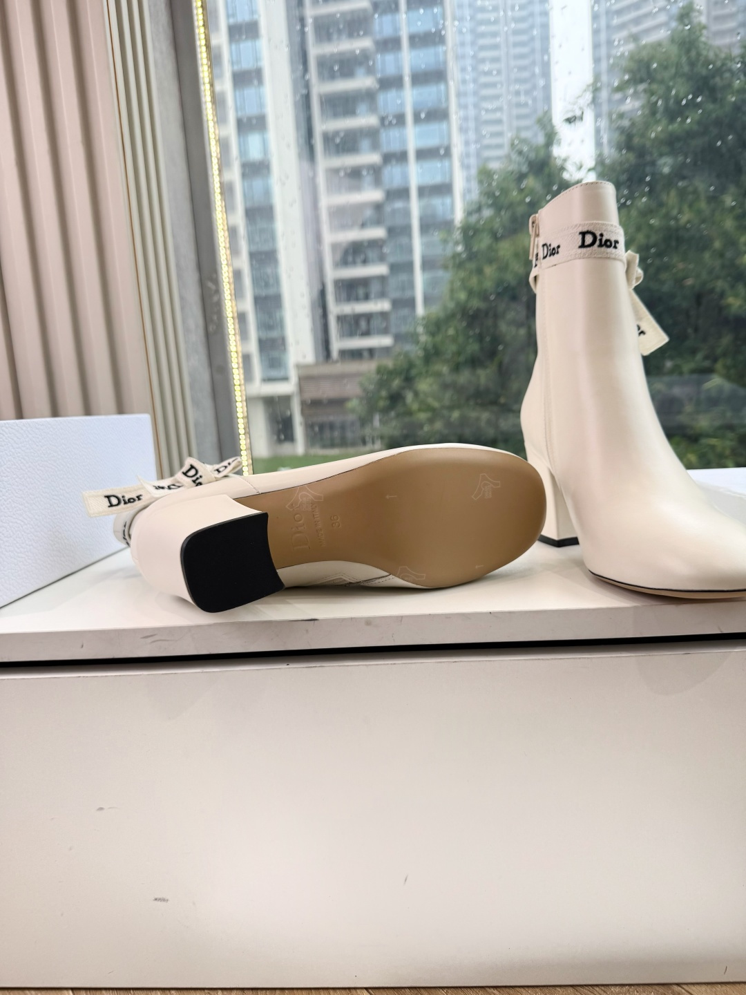 G030miss Dior 迪奥 Miss Dior 迪奥 CD秋冬最新高定海报款D-Major字母logo 圆头骑士靴