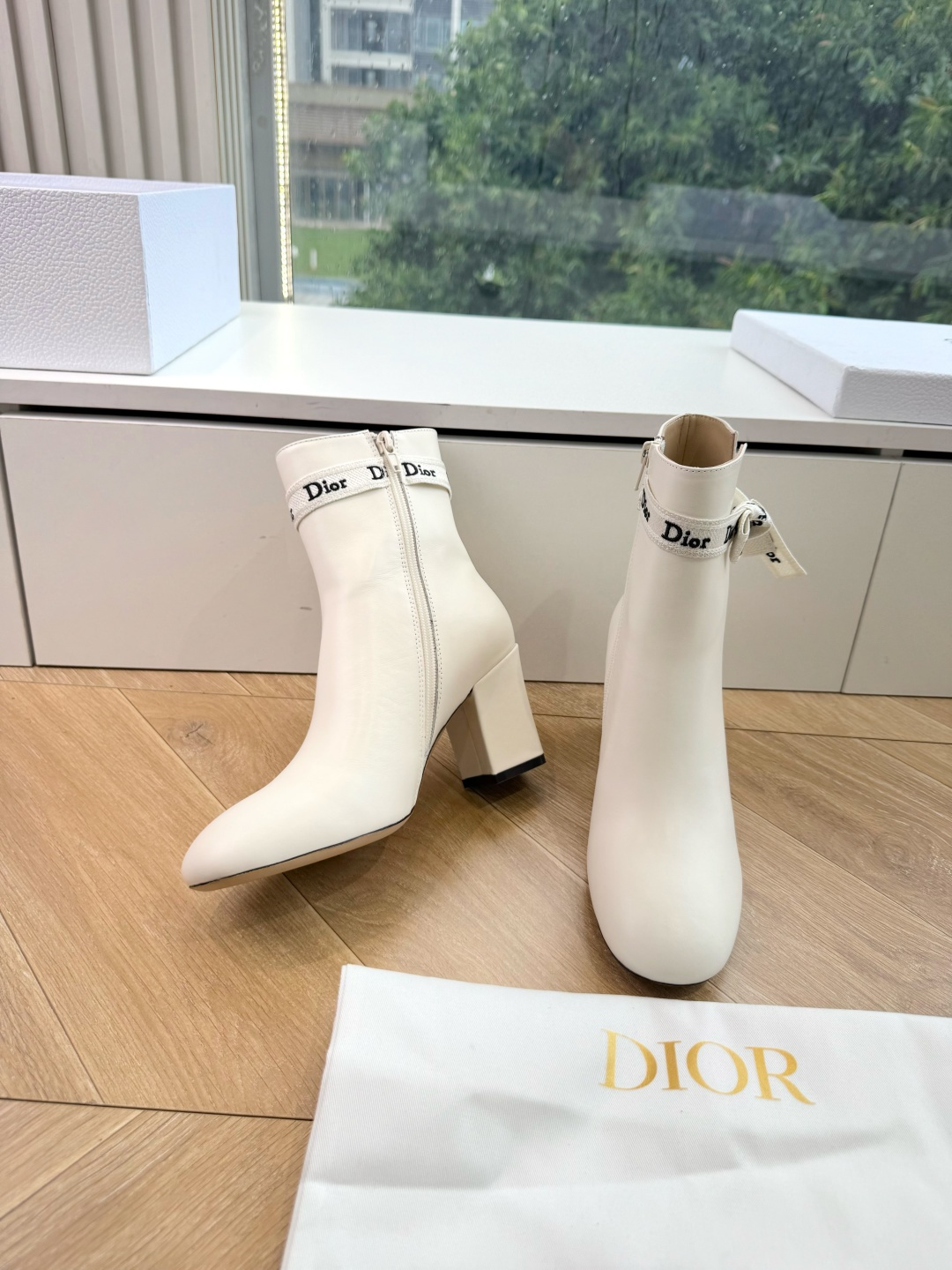 G030miss Dior 迪奥 Miss Dior 迪奥 CD秋冬最新高定海报款D-Major字母logo 圆头骑士靴