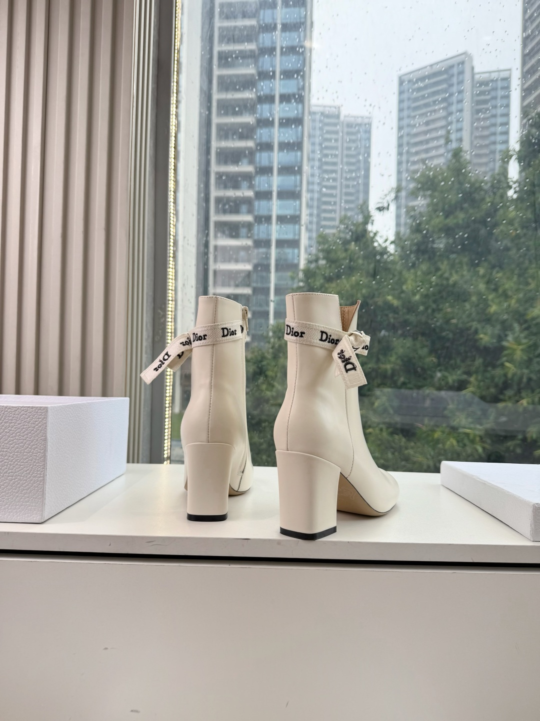 G030miss Dior 迪奥 Miss Dior 迪奥 CD秋冬最新高定海报款D-Major字母logo 圆头骑士靴