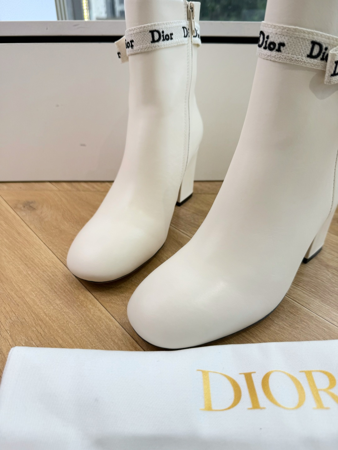 G030miss Dior 迪奥 Miss Dior 迪奥 CD秋冬最新高定海报款D-Major字母logo 圆头骑士靴