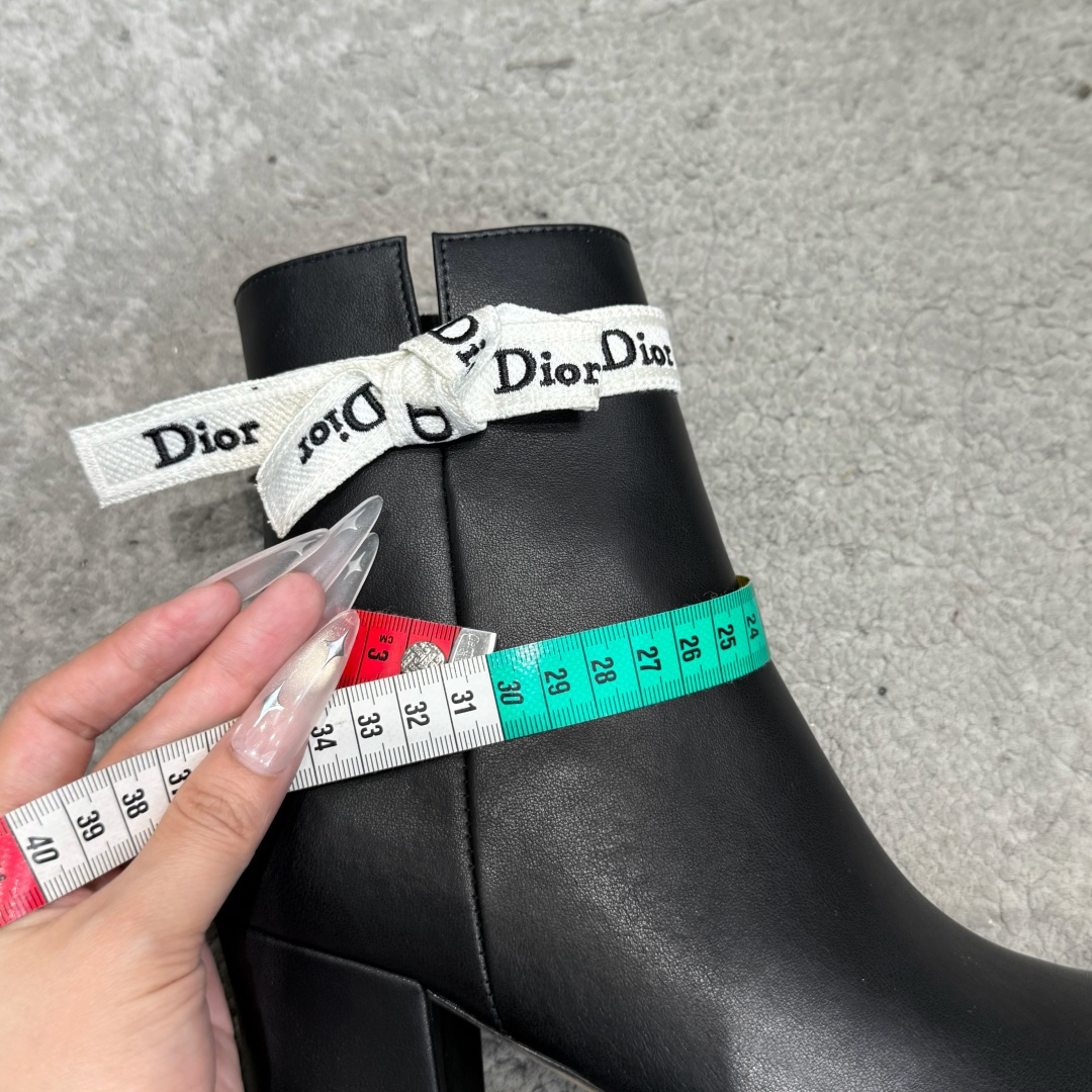 G030miss Dior 迪奥 Miss Dior 迪奥 CD秋冬最新高定海报款D-Major字母logo 圆头骑士靴