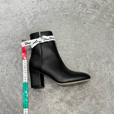 G030miss Dior 迪奥 Miss Dior 迪奥 CD秋冬最新高定海报款D-Major字母logo 圆头骑士靴 G030miss Dior 迪奥 Miss Dior 迪奥 CD秋冬最新高定海报款D-Major字母logo 圆头骑士靴