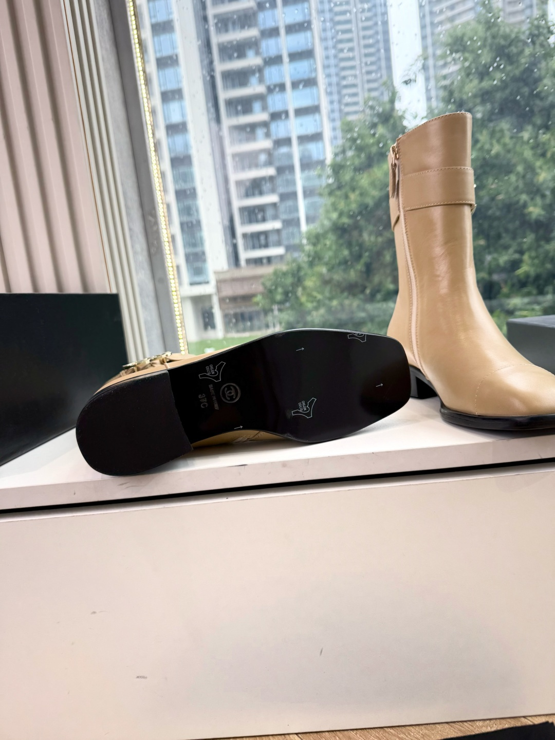 G318所得CHANE*|小香切尔西短靴新品米兰时尚的T台上 亮相便艳惊四座 成功晋升为潮流人士的梦中情靴 。 经典的双 G318所得CHANE*|小香切尔西短靴新品米兰时尚的T台上 亮相便艳惊四座 成功晋升为潮流人士的梦中情靴 。 经典的双