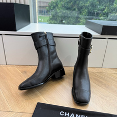 G318所得CHANE*|小香切尔西短靴新品米兰时尚的T台上 亮相便艳惊四座 成功晋升为潮流人士的梦中情靴 。 经典的双 G318所得CHANE*|小香切尔西短靴新品米兰时尚的T台上 亮相便艳惊四座 成功晋升为潮流人士的梦中情靴 。 经典的双