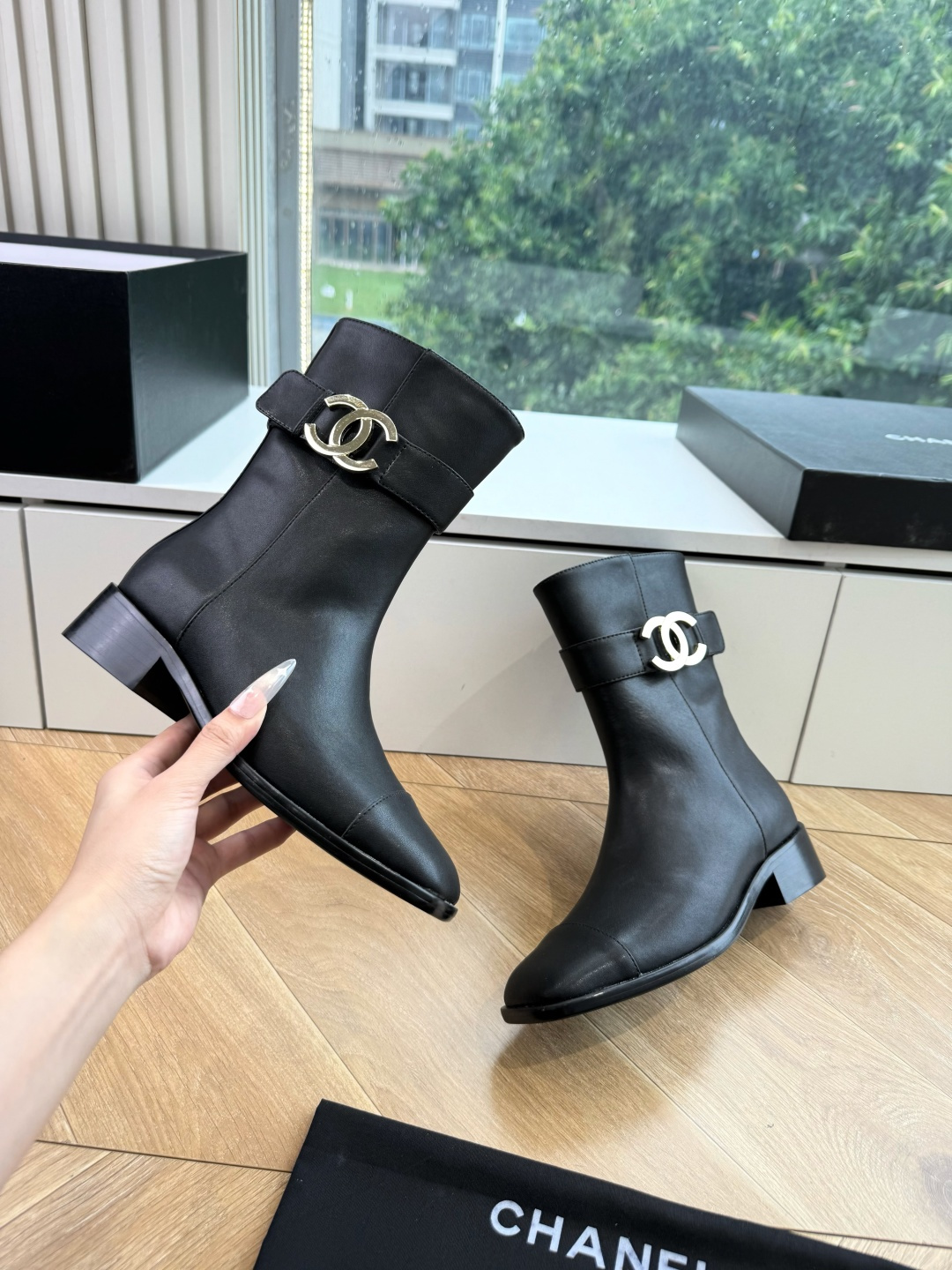 G318所得CHANE*|小香切尔西短靴新品米兰时尚的T台上 亮相便艳惊四座 成功晋升为潮流人士的梦中情靴 。 经典的双 G318所得CHANE*|小香切尔西短靴新品米兰时尚的T台上 亮相便艳惊四座 成功晋升为潮流人士的梦中情靴 。 经典的双