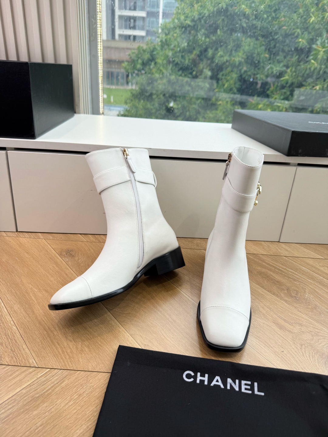 G318所得CHANE*｜小香切尔西短靴新品米兰时尚的T台上 亮相便艳惊四座 成功晋升为潮流人士的梦中情靴 。 经典的双