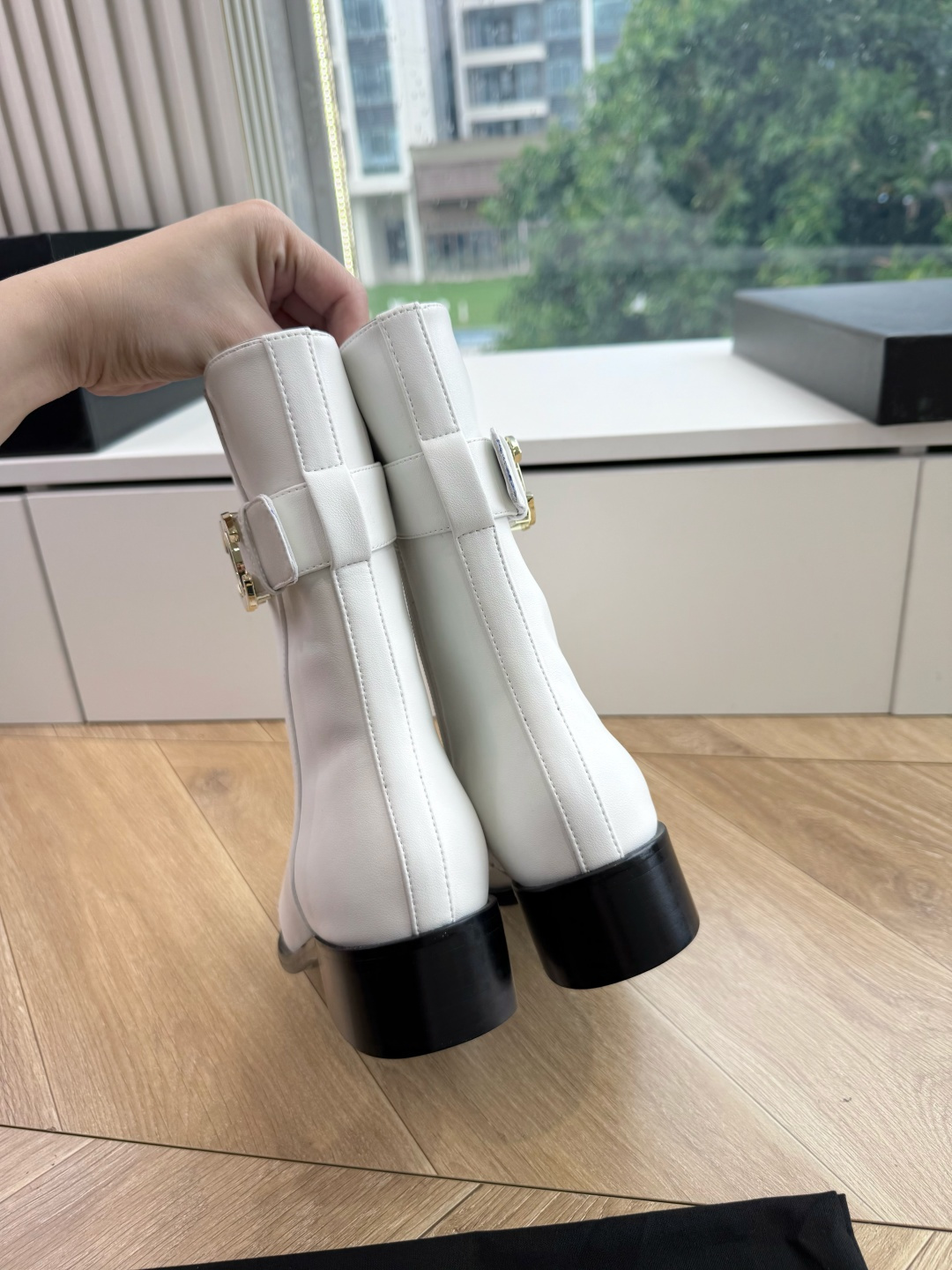 G318所得CHANE*｜小香切尔西短靴新品米兰时尚的T台上 亮相便艳惊四座 成功晋升为潮流人士的梦中情靴 。 经典的双