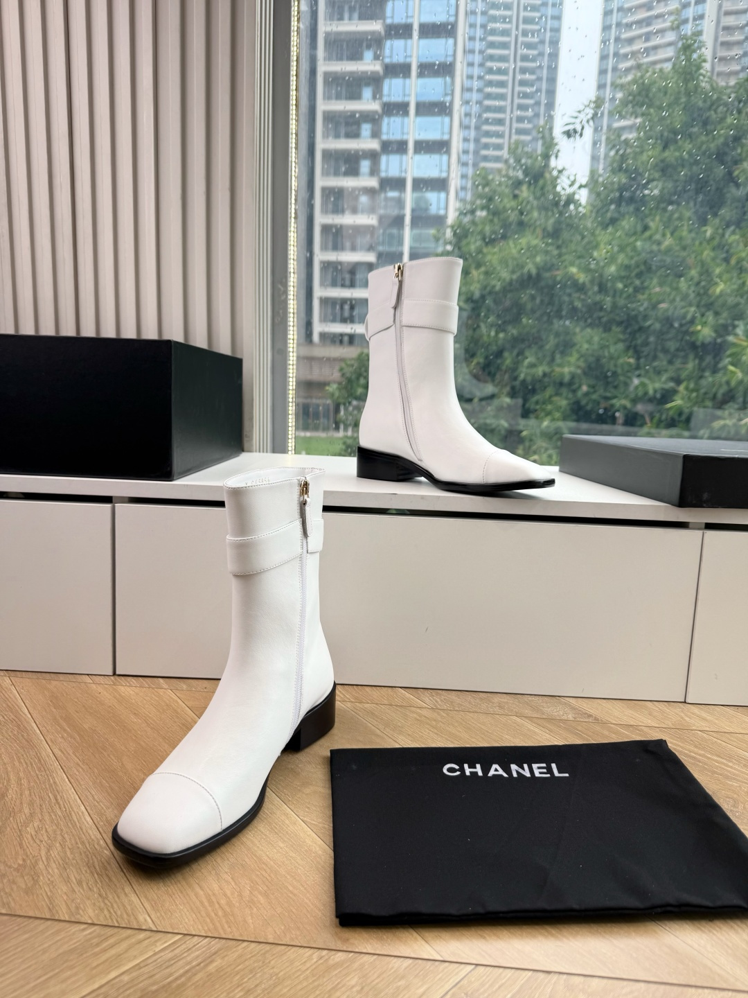 G318所得CHANE*｜小香切尔西短靴新品米兰时尚的T台上 亮相便艳惊四座 成功晋升为潮流人士的梦中情靴 。 经典的双