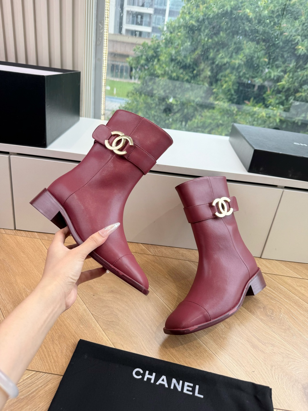 G318所得CHANE*｜小香切尔西短靴新品米兰时尚的T台上 亮相便艳惊四座 成功晋升为潮流人士的梦中情靴 。 经典的双