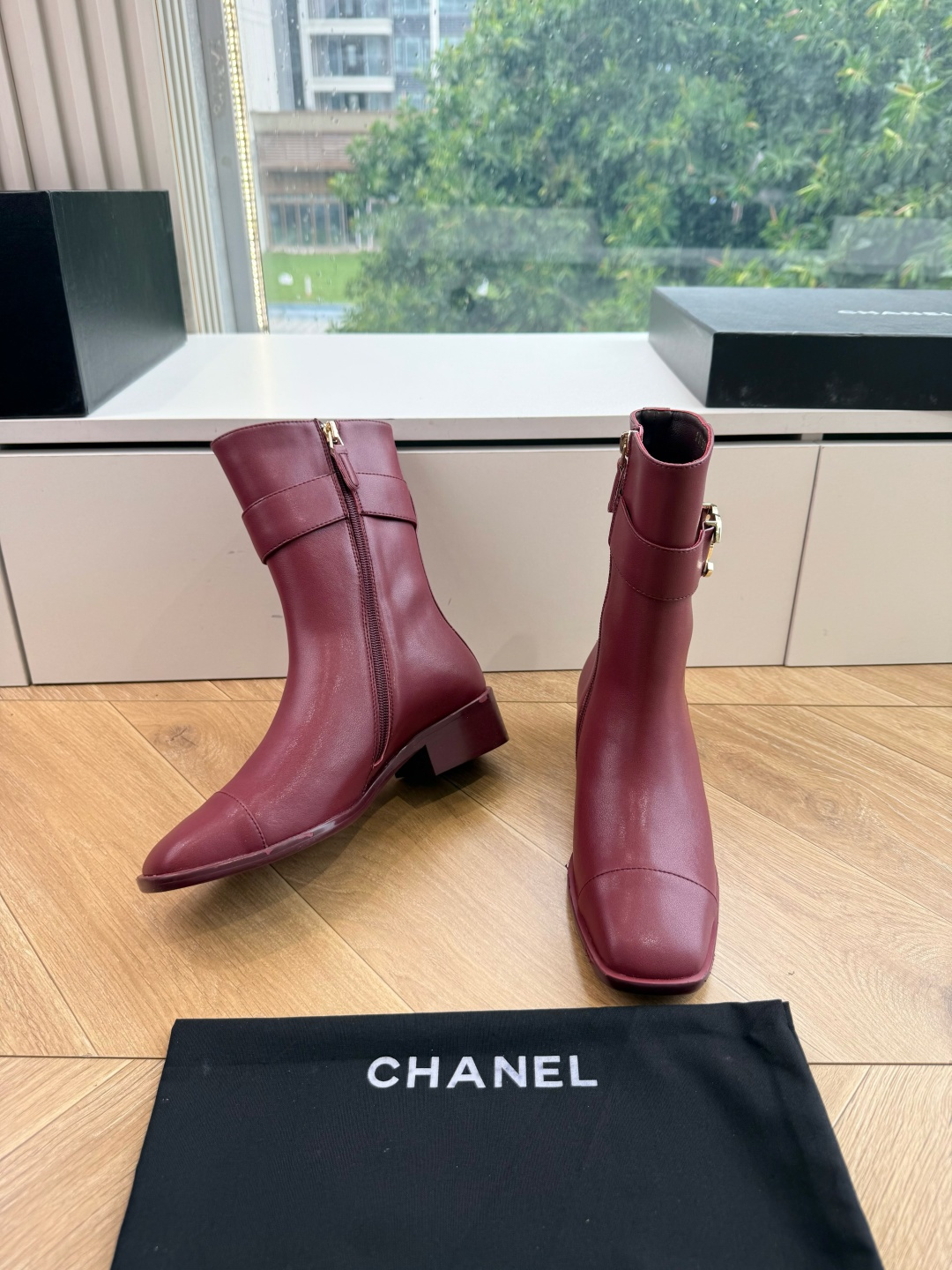 G318所得CHANE*｜小香切尔西短靴新品米兰时尚的T台上 亮相便艳惊四座 成功晋升为潮流人士的梦中情靴 。 经典的双