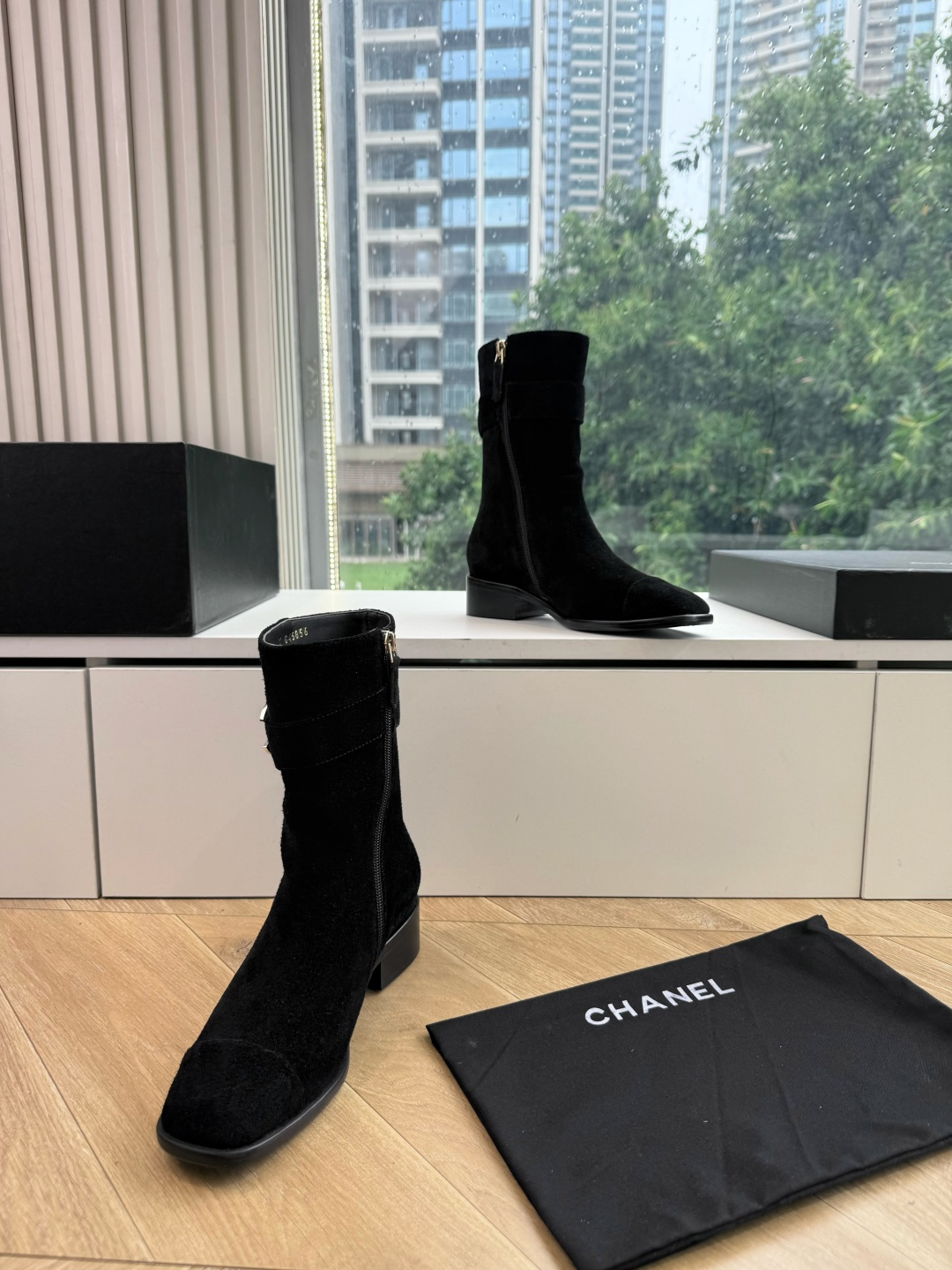 G318所得CHANE*|小香切尔西短靴新品米兰时尚的T台上 亮相便艳惊四座 成功晋升为潮流人士的梦中情靴 。 经典的双 G318所得CHANE*|小香切尔西短靴新品米兰时尚的T台上 亮相便艳惊四座 成功晋升为潮流人士的梦中情靴 。 经典的双