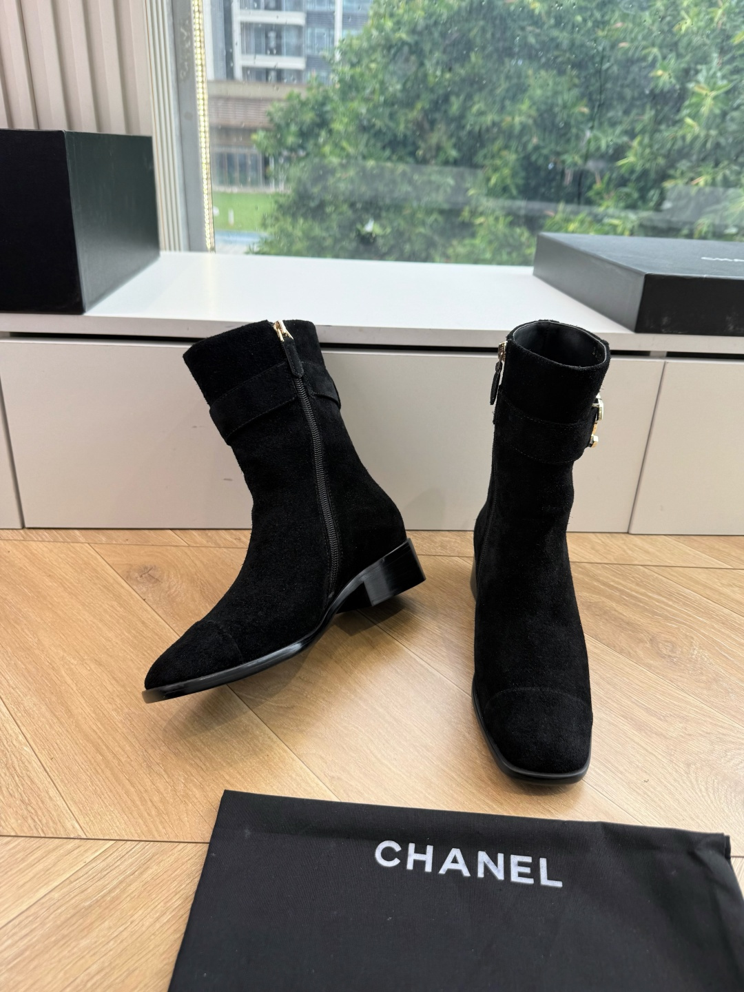 G318所得CHANE*|小香切尔西短靴新品米兰时尚的T台上 亮相便艳惊四座 成功晋升为潮流人士的梦中情靴 。 经典的双 G318所得CHANE*|小香切尔西短靴新品米兰时尚的T台上 亮相便艳惊四座 成功晋升为潮流人士的梦中情靴 。 经典的双