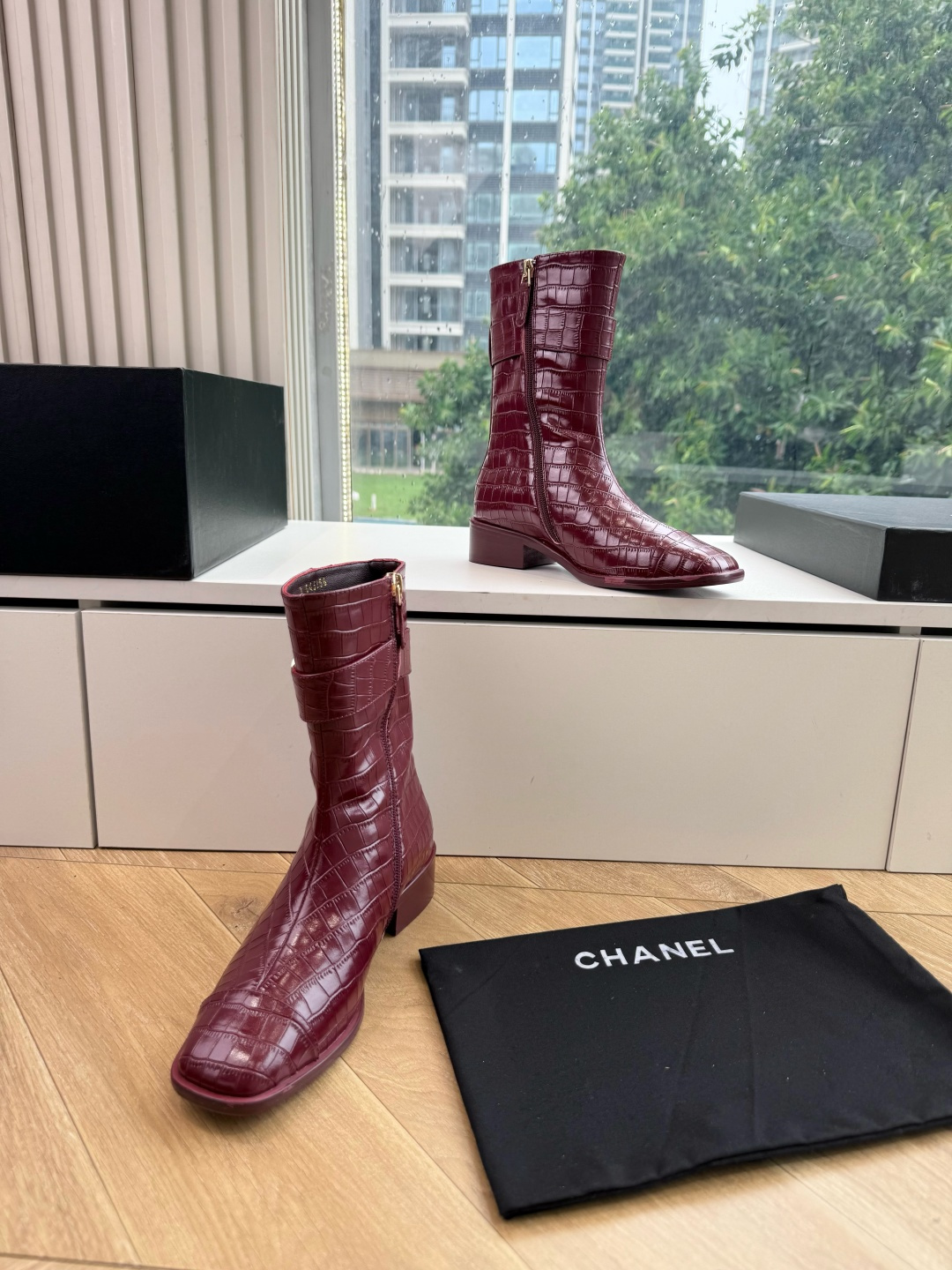 G318所得CHANE*｜小香切尔西短靴新品米兰时尚的T台上 亮相便艳惊四座 成功晋升为潮流人士的梦中情靴 。 经典的双