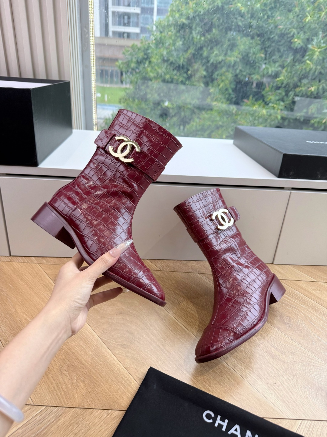 G318所得CHANE*｜小香切尔西短靴新品米兰时尚的T台上 亮相便艳惊四座 成功晋升为潮流人士的梦中情靴 。 经典的双