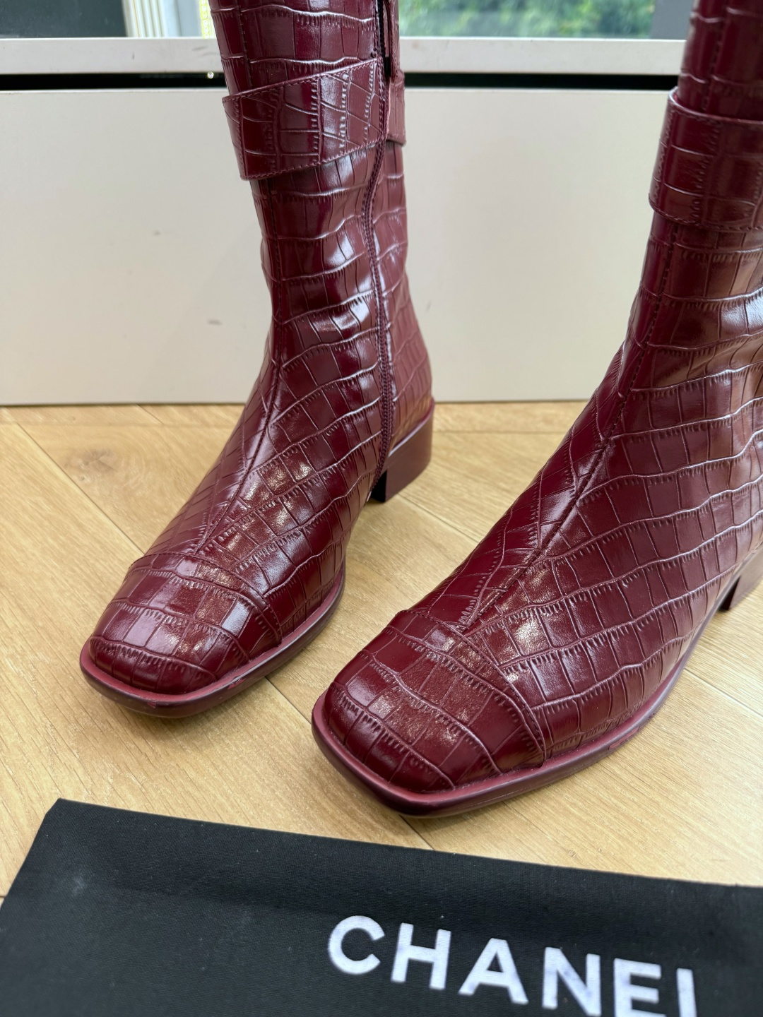 G318所得CHANE*｜小香切尔西短靴新品米兰时尚的T台上 亮相便艳惊四座 成功晋升为潮流人士的梦中情靴 。 经典的双