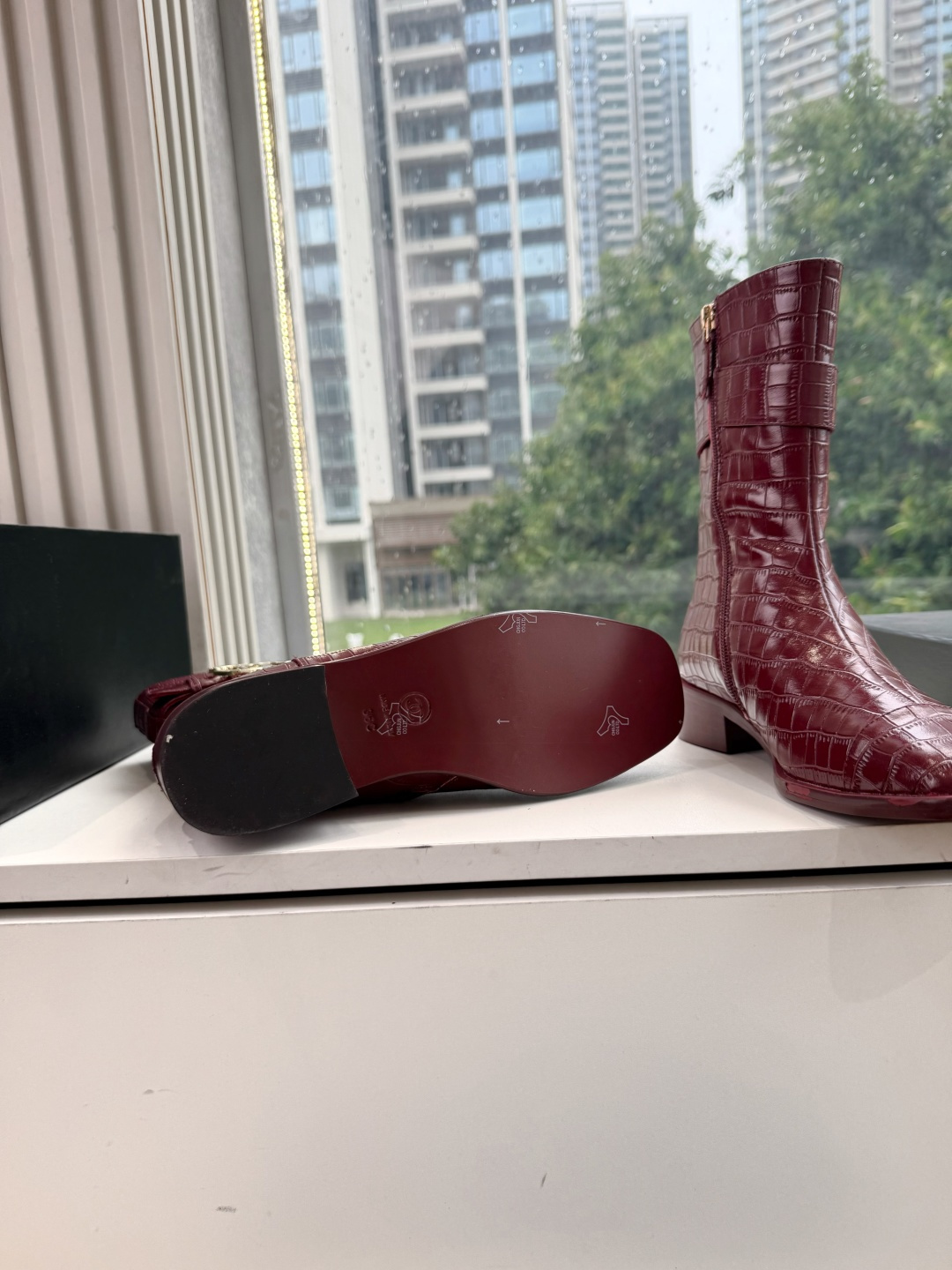 G318所得CHANE*｜小香切尔西短靴新品米兰时尚的T台上 亮相便艳惊四座 成功晋升为潮流人士的梦中情靴 。 经典的双