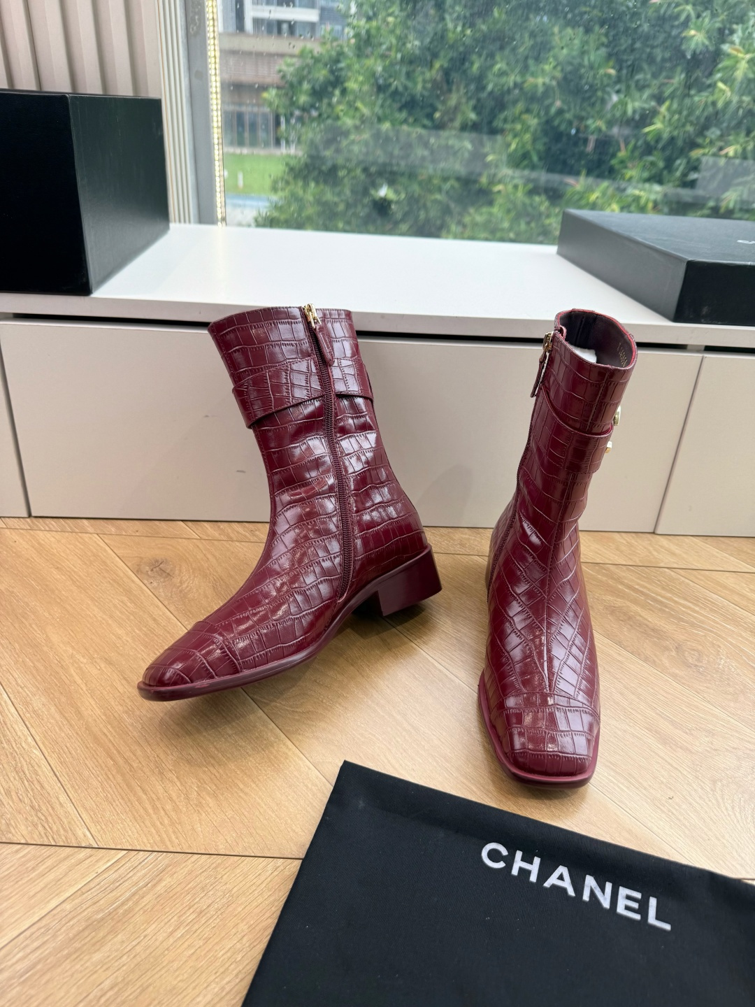 G318所得CHANE*｜小香切尔西短靴新品米兰时尚的T台上 亮相便艳惊四座 成功晋升为潮流人士的梦中情靴 。 经典的双