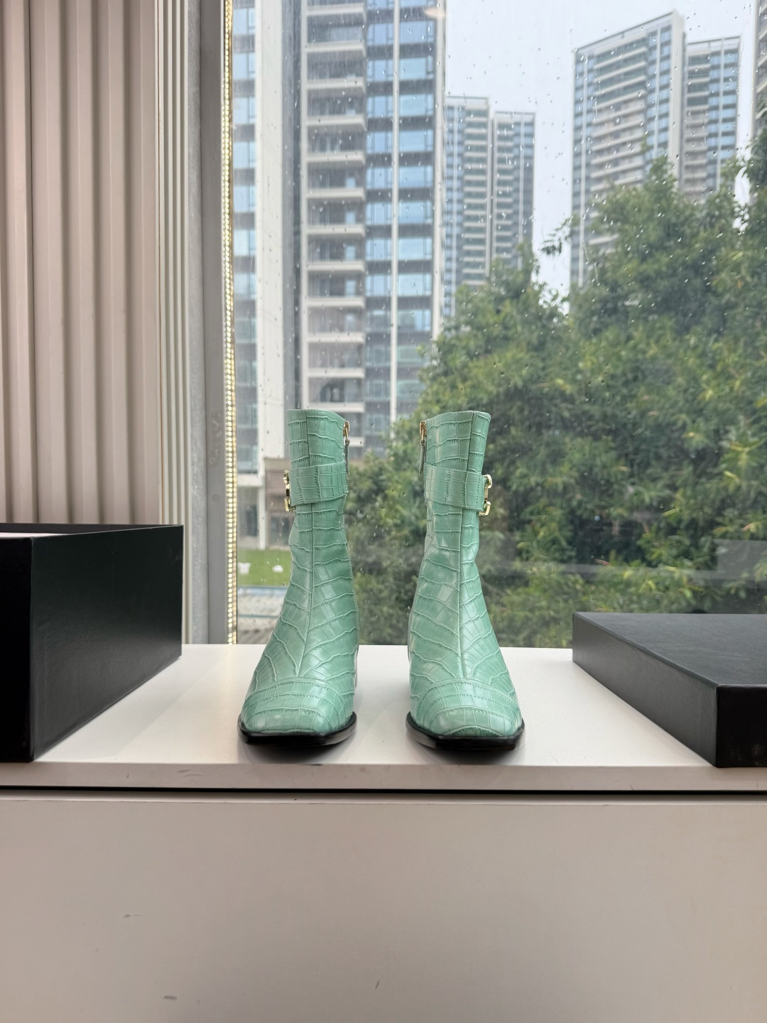 G318所得CHANE*|小香切尔西短靴新品米兰时尚的T台上 亮相便艳惊四座 成功晋升为潮流人士的梦中情靴 。 经典的双 G318所得CHANE*|小香切尔西短靴新品米兰时尚的T台上 亮相便艳惊四座 成功晋升为潮流人士的梦中情靴 。 经典的双