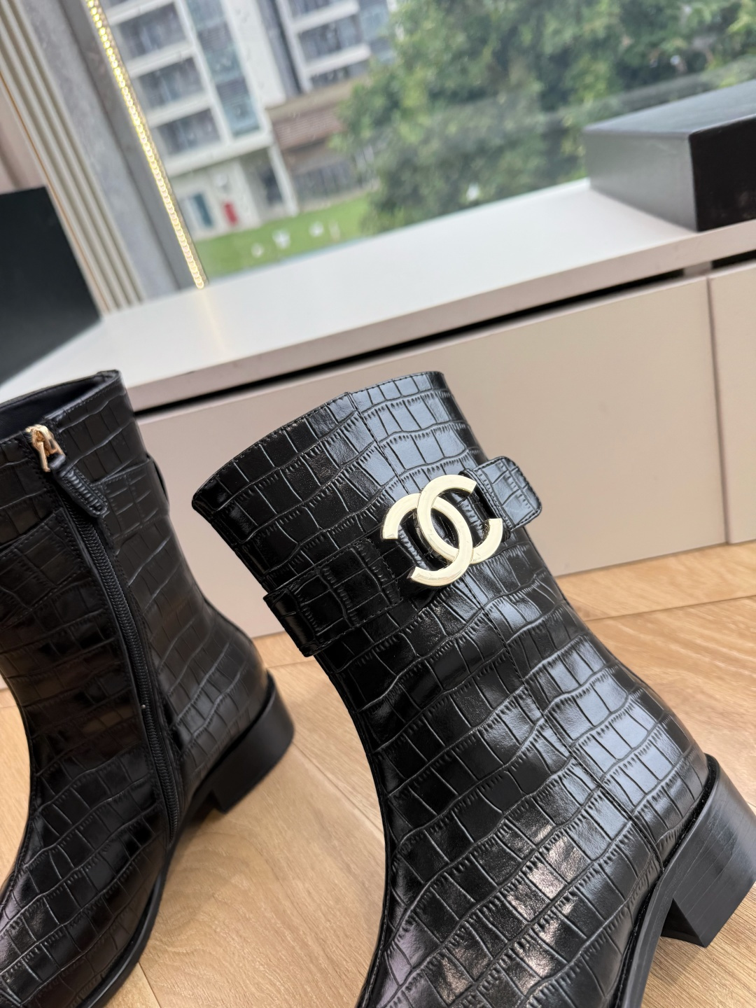 G318所得CHANE*|小香切尔西短靴新品米兰时尚的T台上 亮相便艳惊四座 成功晋升为潮流人士的梦中情靴 。 经典的双 G318所得CHANE*|小香切尔西短靴新品米兰时尚的T台上 亮相便艳惊四座 成功晋升为潮流人士的梦中情靴 。 经典的双