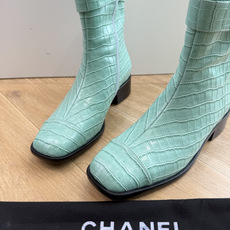 G318所得CHANE*|小香切尔西短靴新品米兰时尚的T台上 亮相便艳惊四座 成功晋升为潮流人士的梦中情靴 。 经典的双 G318所得CHANE*|小香切尔西短靴新品米兰时尚的T台上 亮相便艳惊四座 成功晋升为潮流人士的梦中情靴 。 经典的双