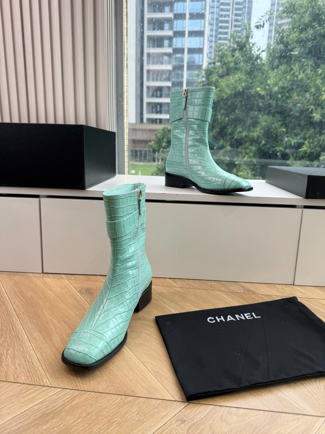 G318所得CHANE*|小香切尔西短靴新品米兰时尚的T台上 亮相便艳惊四座 成功晋升为潮流人士的梦中情靴 。 经典的双 G318所得CHANE*|小香切尔西短靴新品米兰时尚的T台上 亮相便艳惊四座 成功晋升为潮流人士的梦中情靴 。 经典的双