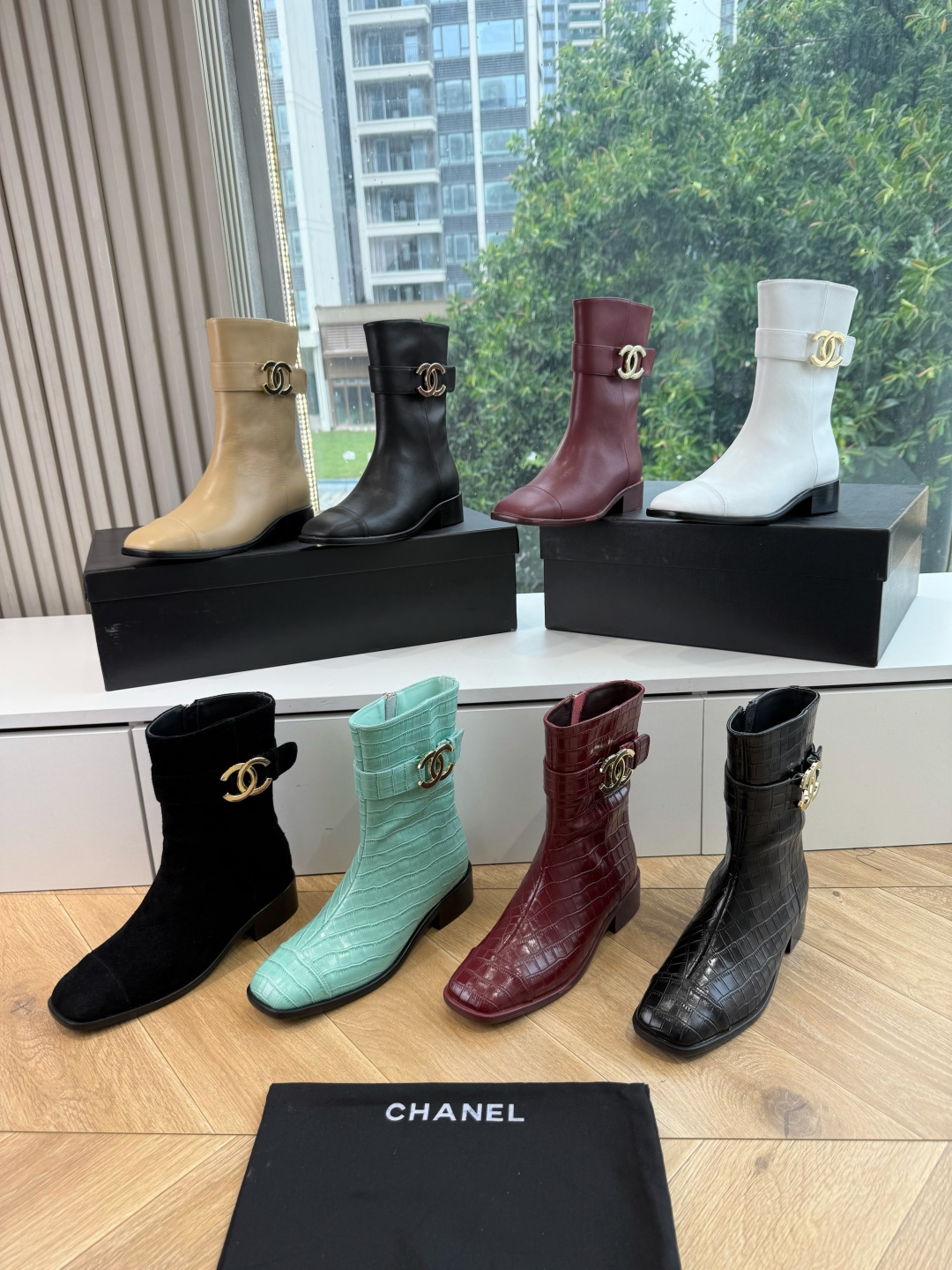 G318所得CHANE*｜小香切尔西短靴新品米兰时尚的T台上 亮相便艳惊四座 成功晋升为潮流人士的梦中情靴 。 经典的双