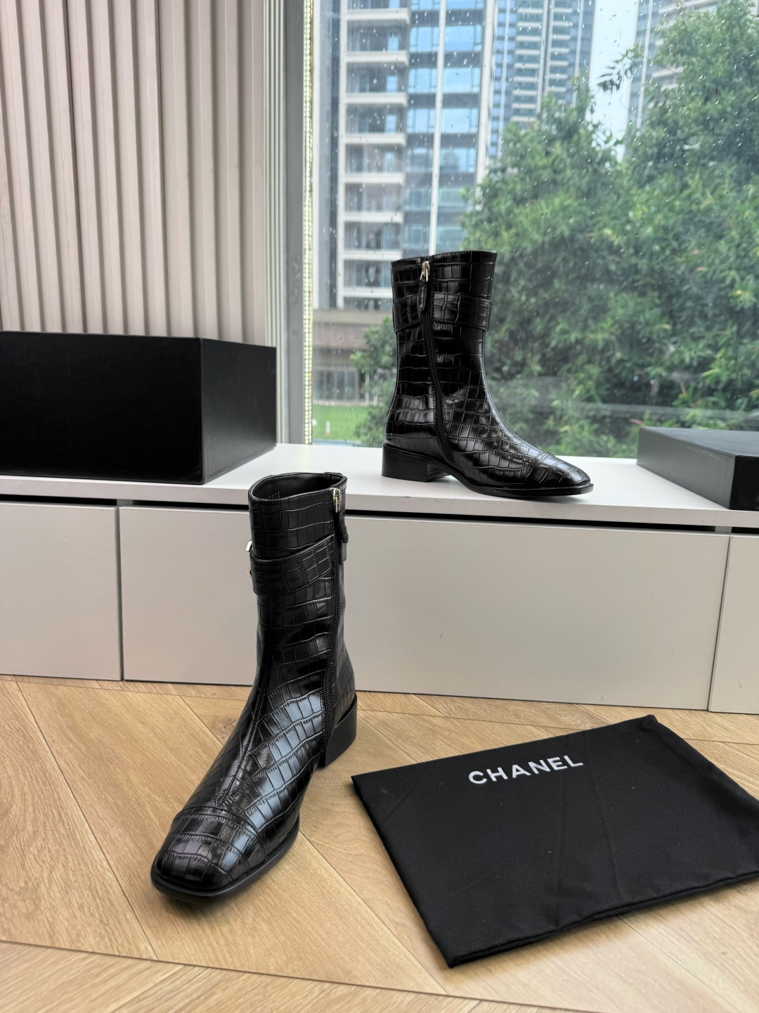 G318所得CHANE*|小香切尔西短靴新品米兰时尚的T台上 亮相便艳惊四座 成功晋升为潮流人士的梦中情靴 。 经典的双 G318所得CHANE*|小香切尔西短靴新品米兰时尚的T台上 亮相便艳惊四座 成功晋升为潮流人士的梦中情靴 。 经典的双