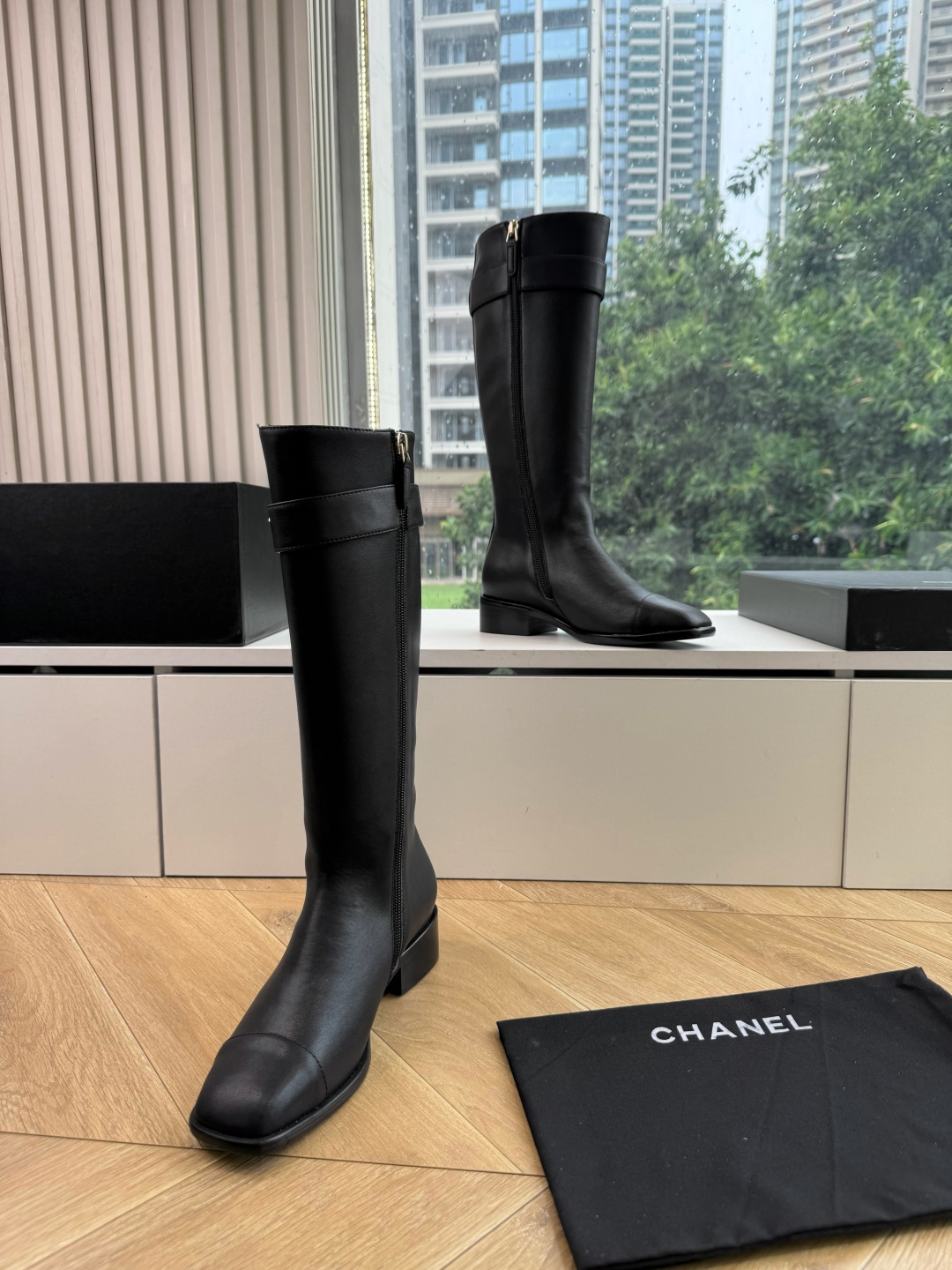 G318所得CHANE*|小香骑士靴新品米兰时尚的T台上 亮相便艳惊四座 成功晋升为潮流人士的梦中情靴 。 经典的双C标 G318所得CHANE*|小香骑士靴新品米兰时尚的T台上 亮相便艳惊四座 成功晋升为潮流人士的梦中情靴 。 经典的双C标