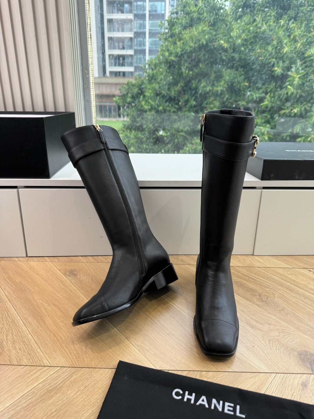G318所得CHANE*|小香骑士靴新品米兰时尚的T台上 亮相便艳惊四座 成功晋升为潮流人士的梦中情靴 。 经典的双C标 G318所得CHANE*|小香骑士靴新品米兰时尚的T台上 亮相便艳惊四座 成功晋升为潮流人士的梦中情靴 。 经典的双C标