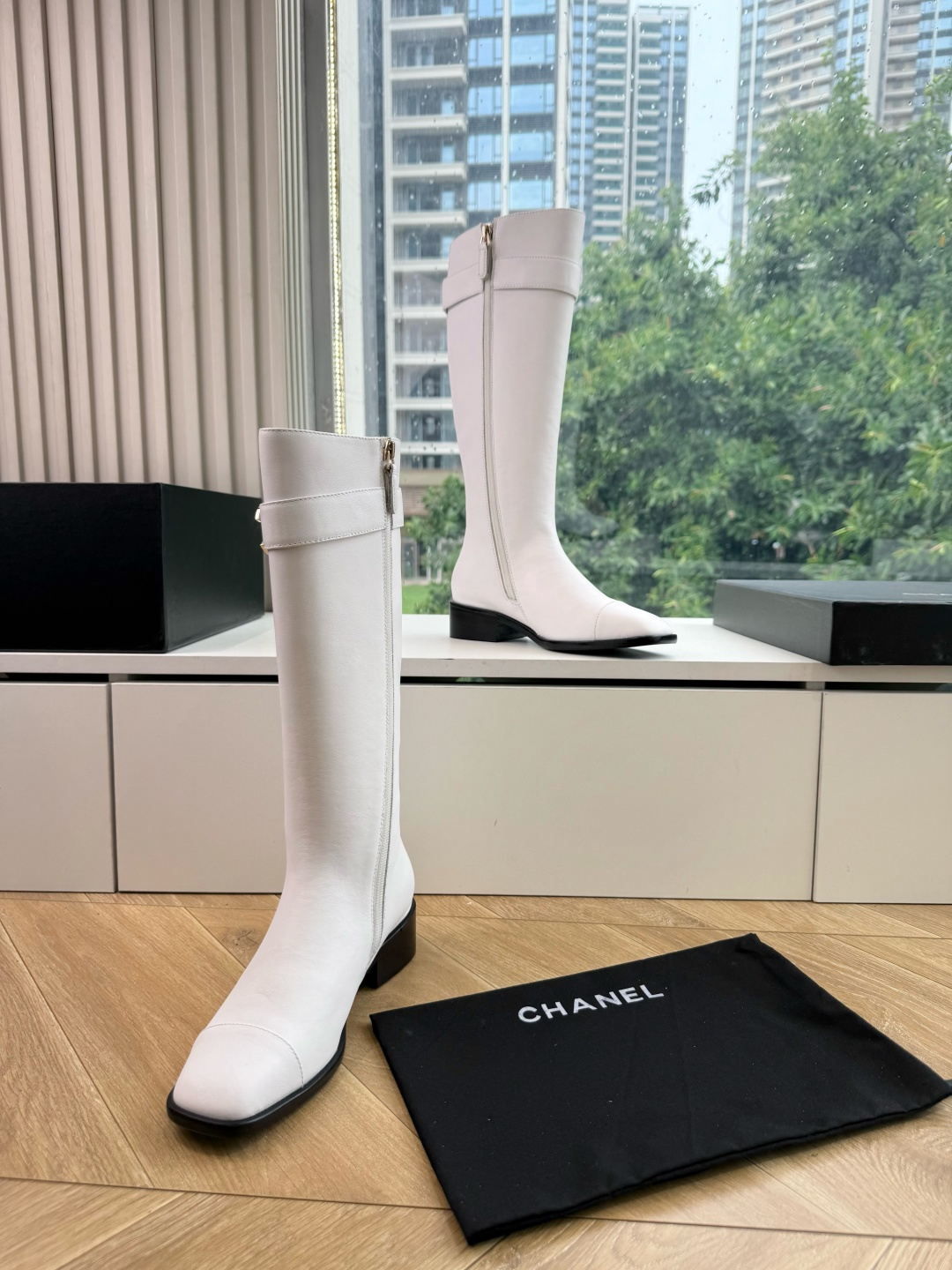 G318所得CHANE*｜小香骑士靴新品米兰时尚的T台上 亮相便艳惊四座 成功晋升为潮流人士的梦中情靴 。 经典的双C标