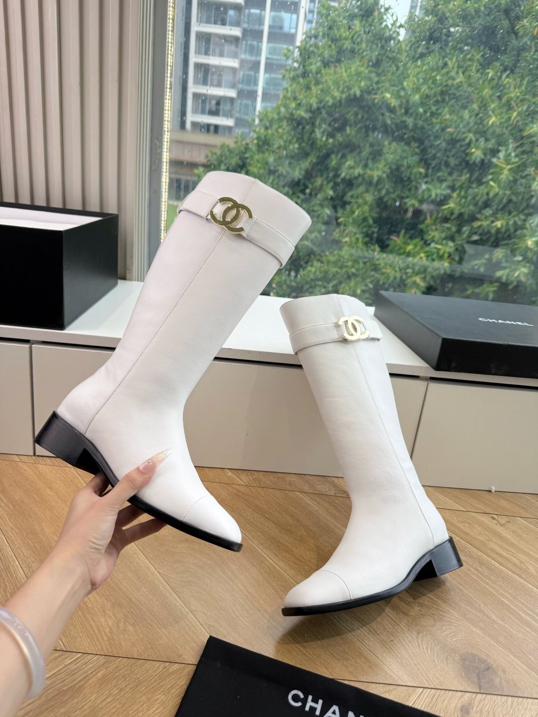 G318所得CHANE*｜小香骑士靴新品米兰时尚的T台上 亮相便艳惊四座 成功晋升为潮流人士的梦中情靴 。 经典的双C标