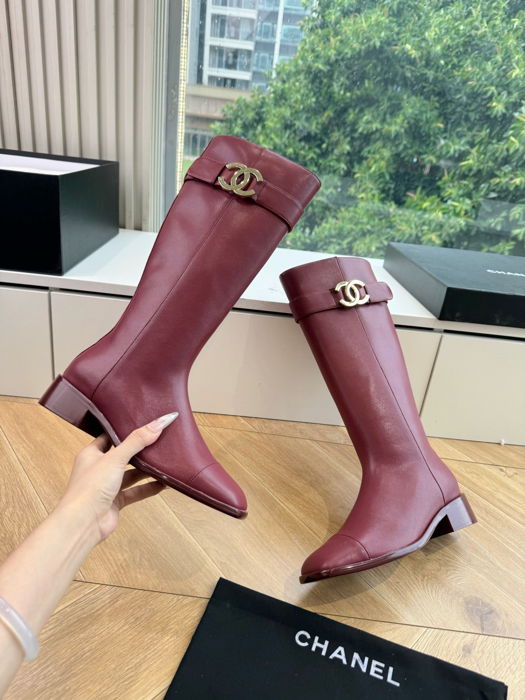 G318所得CHANE*｜小香骑士靴新品米兰时尚的T台上 亮相便艳惊四座 成功晋升为潮流人士的梦中情靴 。 经典的双C标