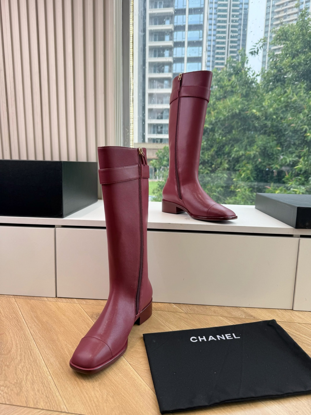 G318所得CHANE*｜小香骑士靴新品米兰时尚的T台上 亮相便艳惊四座 成功晋升为潮流人士的梦中情靴 。 经典的双C标