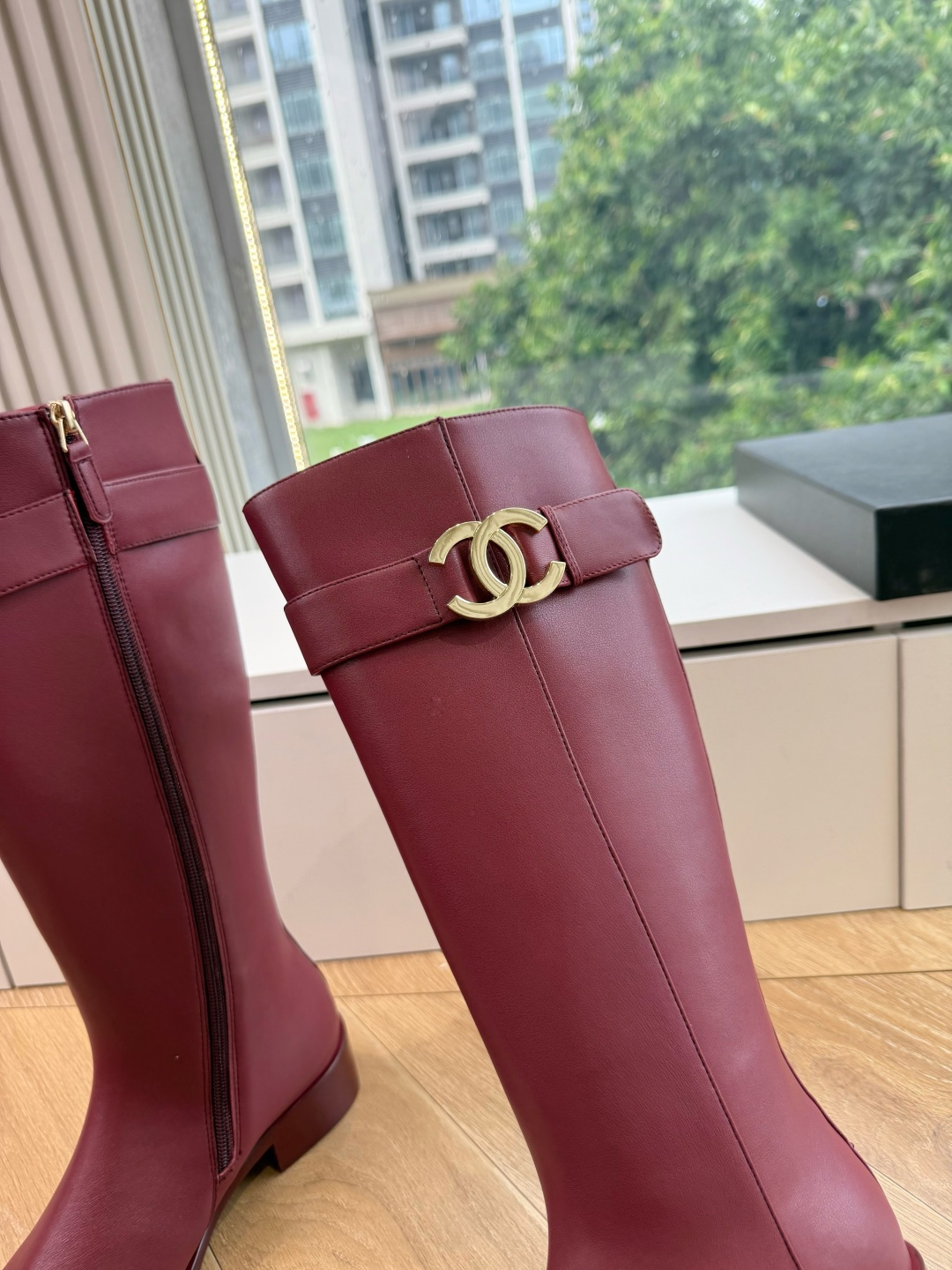 G318所得CHANE*｜小香骑士靴新品米兰时尚的T台上 亮相便艳惊四座 成功晋升为潮流人士的梦中情靴 。 经典的双C标
