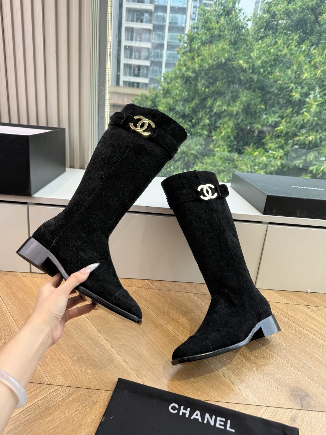 G318所得CHANE*|小香骑士靴新品米兰时尚的T台上 亮相便艳惊四座 成功晋升为潮流人士的梦中情靴 。 经典的双C标 G318所得CHANE*|小香骑士靴新品米兰时尚的T台上 亮相便艳惊四座 成功晋升为潮流人士的梦中情靴 。 经典的双C标