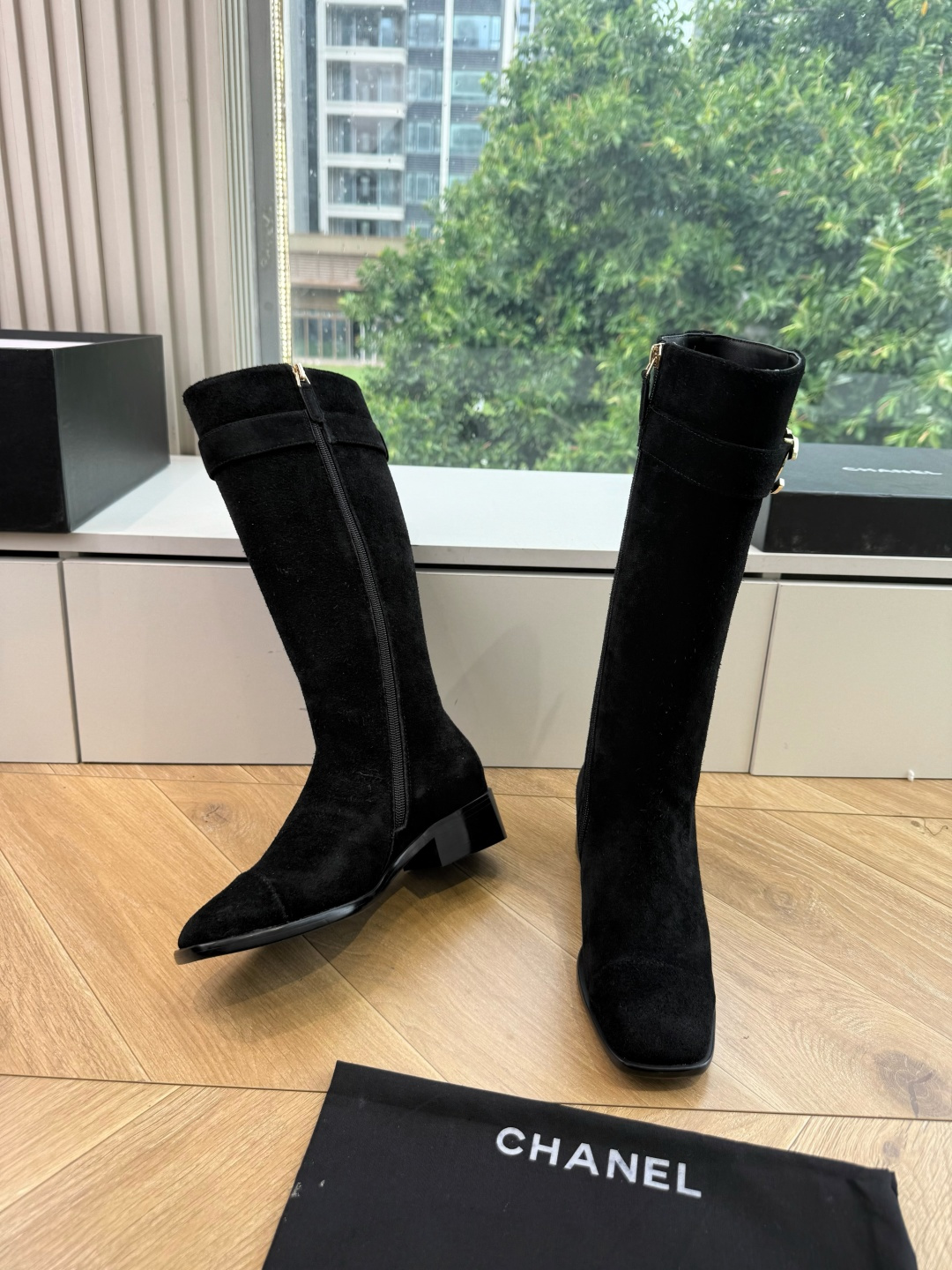 G318所得CHANE*|小香骑士靴新品米兰时尚的T台上 亮相便艳惊四座 成功晋升为潮流人士的梦中情靴 。 经典的双C标 G318所得CHANE*|小香骑士靴新品米兰时尚的T台上 亮相便艳惊四座 成功晋升为潮流人士的梦中情靴 。 经典的双C标